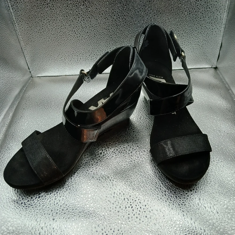 Anne Klein Black Strappy Wedged Sandal Womans Size 5